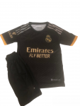 2023/24-as Real Madrid gyerek mezgarnitúra Vini Jr. felirattal