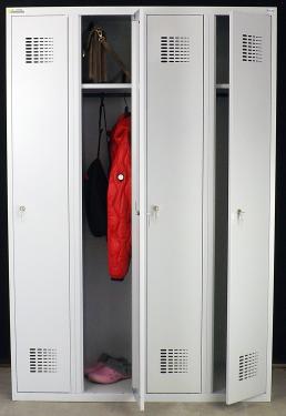 Sum 340 W hosszúajtós öltözőszekrény (4 ajtós, lábazaton álló)